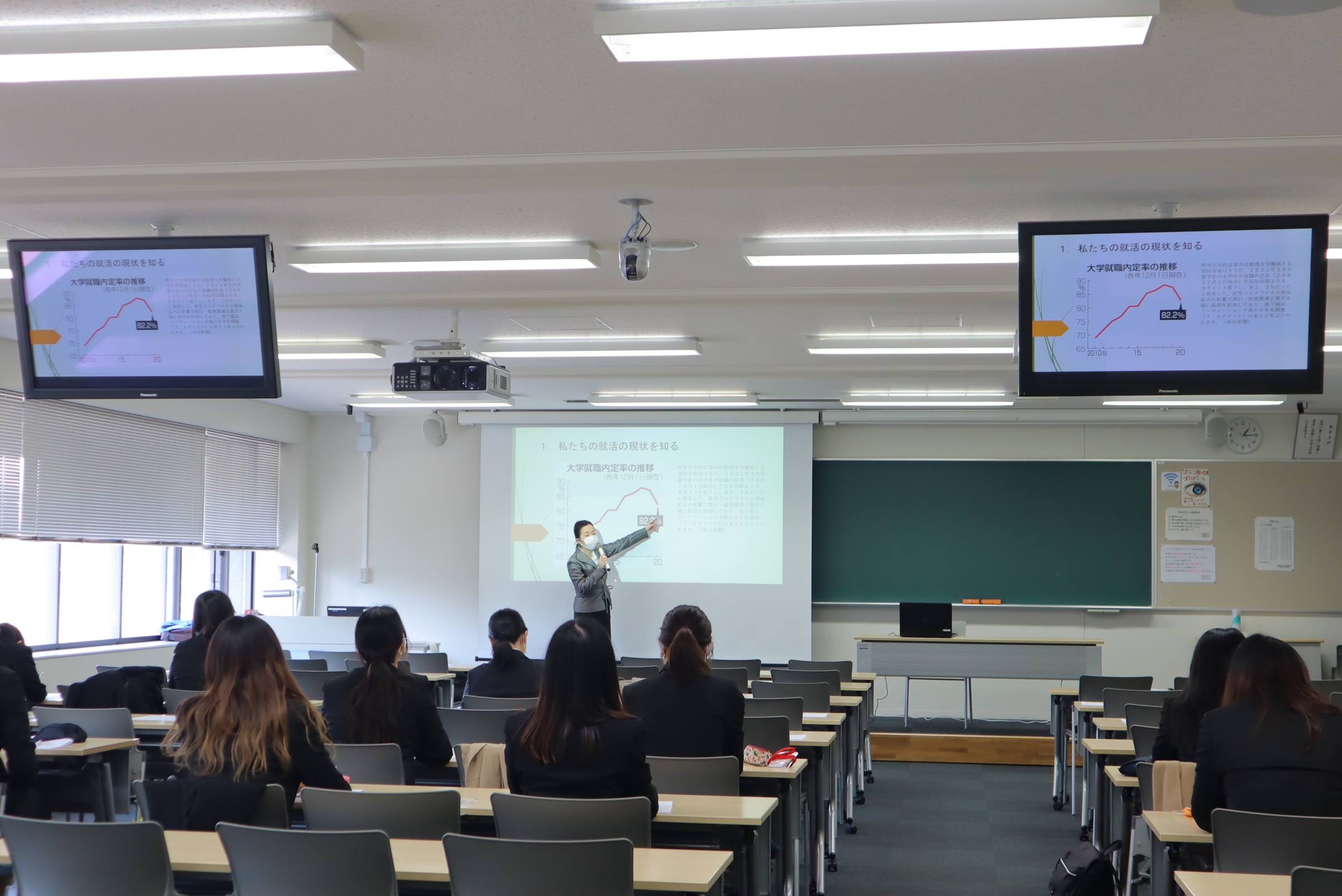 説明を聞いている様子