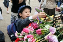 花御堂に花を飾ります