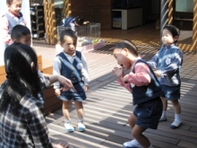 楽しそうにおどけて…みんな仲良し