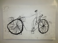 ５歳児　「自転車」　大きい車輪の自転車に乗っているお母さんと子ども。うれしい思い、お母さんと子どものあたたかいやりとりが聞こえてきそうです。