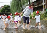 さくら組（年中児）が白川に遊びに行きました。