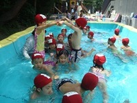 7月　さくら組（年中児）のプール遊びの様子