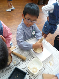 あおい組（５歳児）が収穫したお米のもみ殻を取りました。