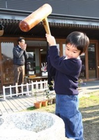 成道会のおもちつき