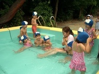 ちゅうりっぷ組（3歳児）大きなプールで遊んだよ。