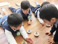 ３歳児　こままわし