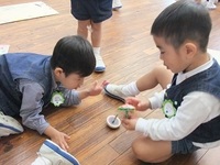 ３歳児　こままわし