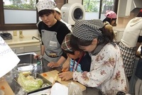 華頂短期大学の学生さんとパン作りをしました。