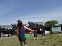 芝生ひろばから飛行機が見えると大喜び