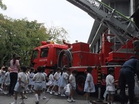 避難訓練の後、はしご車を見学しました。