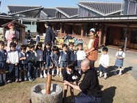 知恩院のお坊様とお餅つきをしたよ。