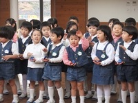 あおい組（5歳児）がちゅうりっぷ組（3歳児）やわくわくキッズで来てくれた親子の皆さんに歌や合奏を聞かせてくれました。