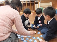 3歳児　先生や友達と一緒にカード遊び楽しいね。