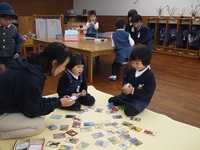 3学期が始まり早速お友達とかるたをして遊びました。