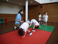 ４歳児　先日楽しんだ"げんきっこあそび"のマットをみんなでしました。