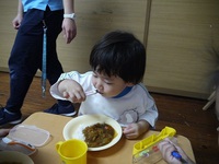 ２歳児　今日はカレー給食でした。