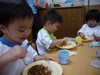 ２歳児　今日はカレー給食でした。