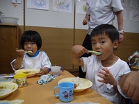 ２歳児　今日はカレー給食でした。