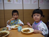 ２歳児　今日はカレー給食でした。