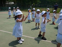 3歳児　高校のグランドにお散歩に行ったよ。