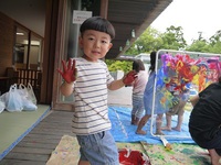 2歳児　絵具でダイナミックにぬたくりあそび