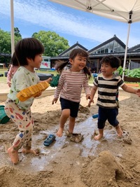 幼稚園の砂場はね（３歳児）