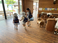 微笑ましい登園風景（やさしさのバトン）